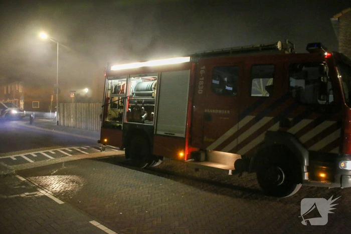 Brand in tuin slaat over naar woning