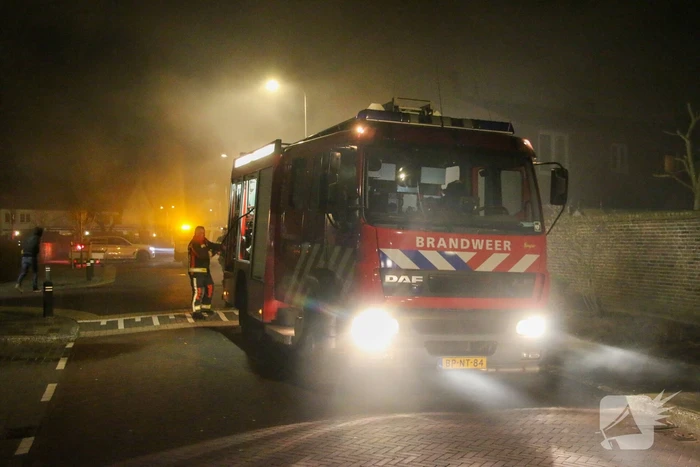 Brand in tuin slaat over naar woning