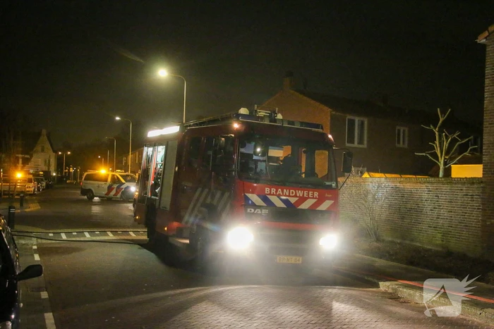 Brand in tuin slaat over naar woning