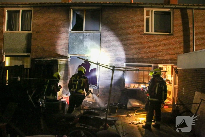 Brand in tuin slaat over naar woning