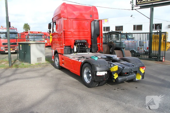 Bakwagen botst met vrachtwagen trekker