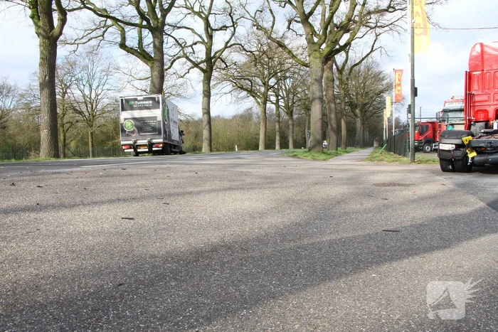 Bakwagen botst met vrachtwagen trekker