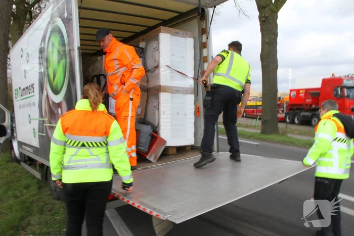 Bakwagen botst met vrachtwagen trekker