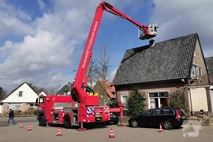 Kauw vast in schoorsteen van woning