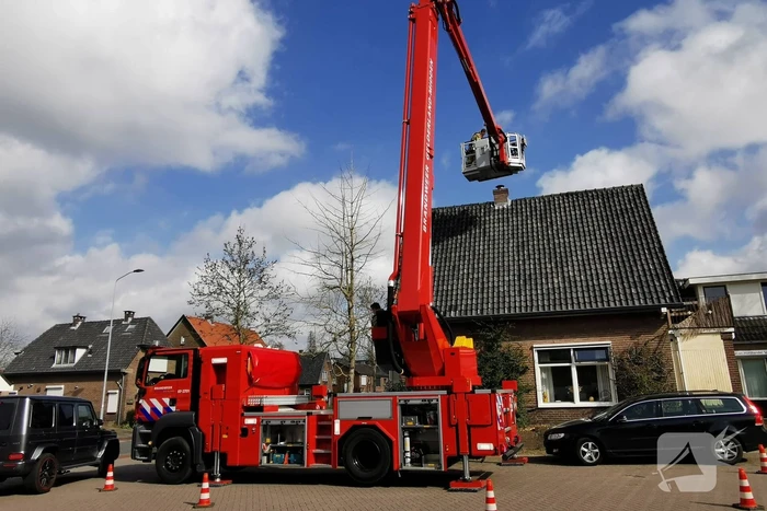 Kauw vast in schoorsteen van woning