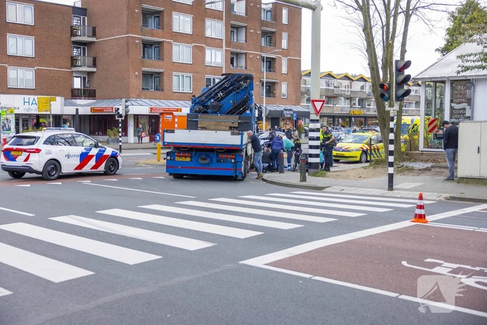 Persoon op scootmobiel aangereden door vrachtwagen