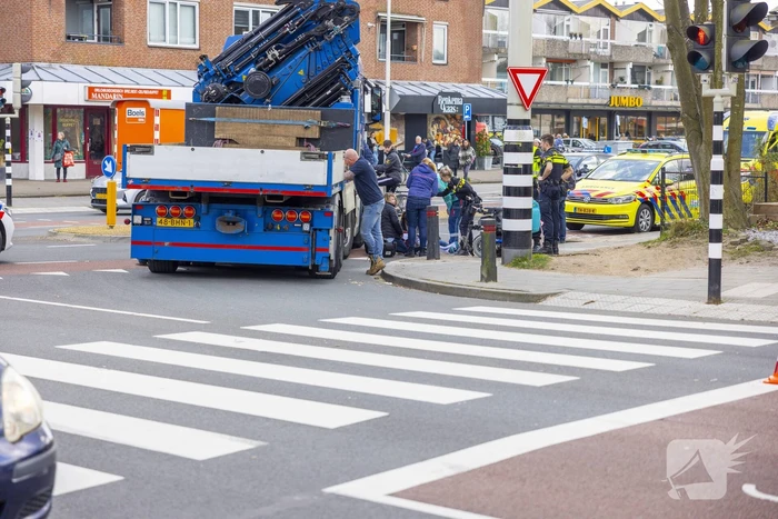 Persoon op scootmobiel aangereden door vrachtwagen