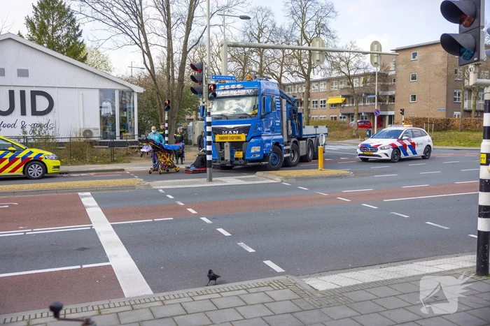 Persoon op scootmobiel aangereden door vrachtwagen