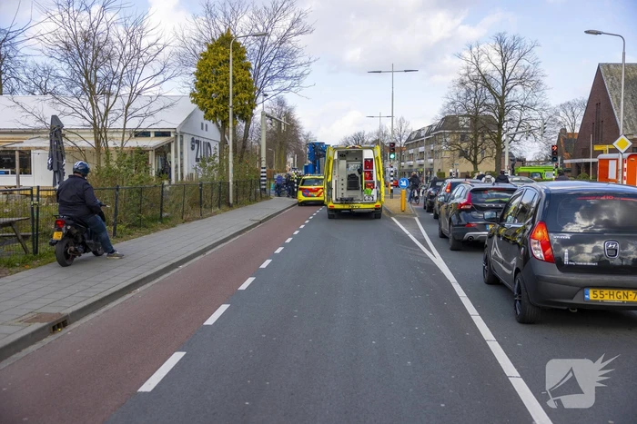 Persoon op scootmobiel aangereden door vrachtwagen