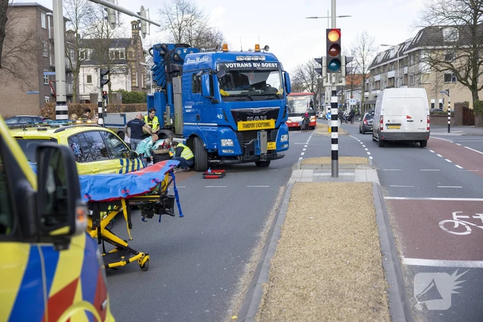 Persoon op scootmobiel aangereden door vrachtwagen
