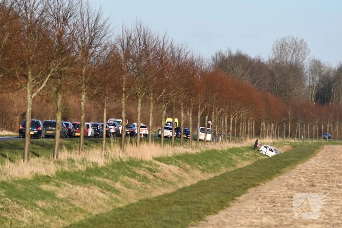 Auto raakt van de weg en belandt in sloot