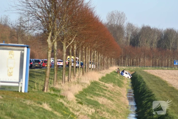 Auto raakt van de weg en belandt in sloot