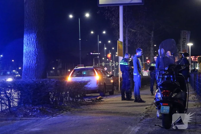 Personenauto in botsing met jonge dame op elektrische step