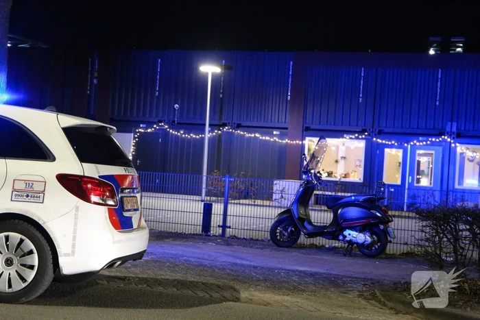 Personenauto in botsing met jonge dame op elektrische step