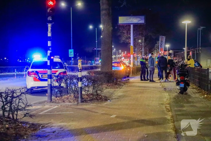 Personenauto in botsing met jonge dame op elektrische step
