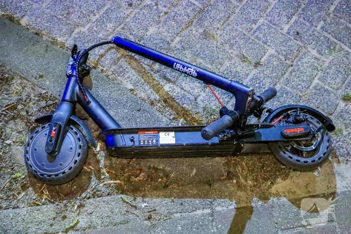 Personenauto in botsing met jonge dame op elektrische step