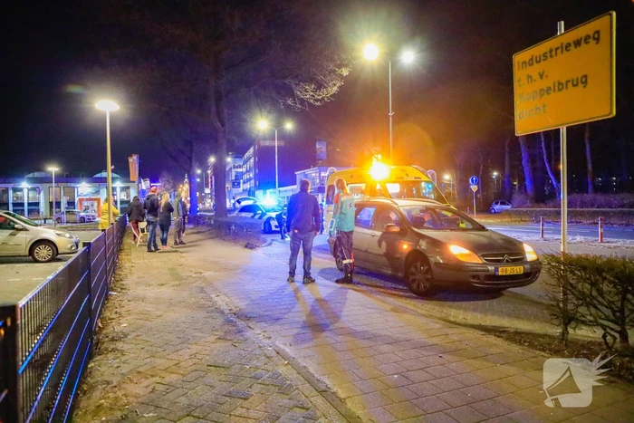 Personenauto in botsing met jonge dame op elektrische step
