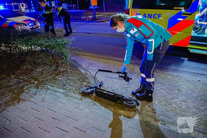 Personenauto in botsing met jonge dame op elektrische step