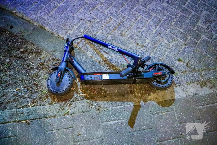 Personenauto in botsing met jonge dame op elektrische step