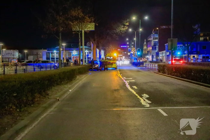 Personenauto in botsing met jonge dame op elektrische step