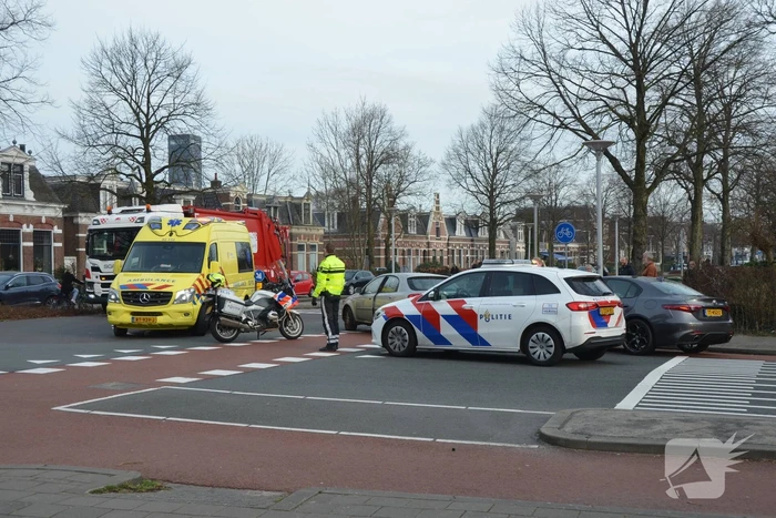 Persoon op fiets gewond bij botsing met afslaande auto