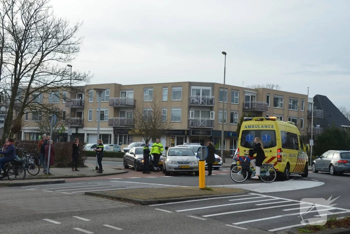 Persoon op fiets gewond bij botsing met afslaande auto