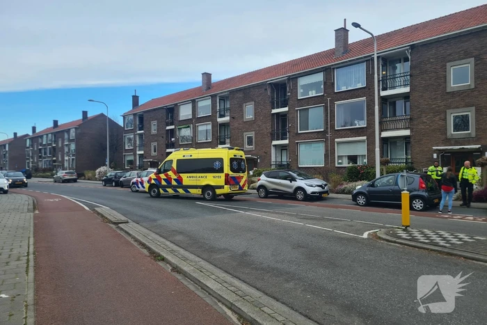 Persoon op e-bike gewond bij botsing met auto op rotonde
