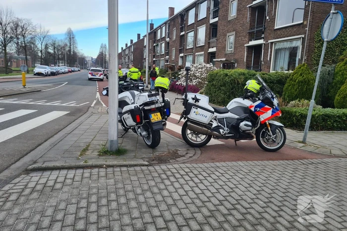 Persoon op e-bike gewond bij botsing met auto op rotonde