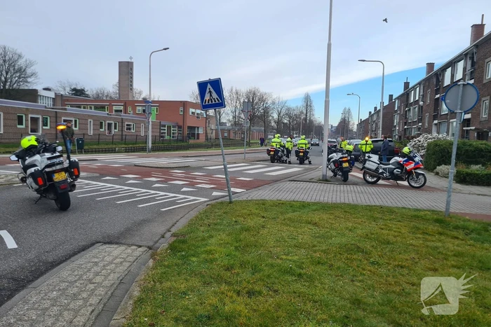 Persoon op e-bike gewond bij botsing met auto op rotonde