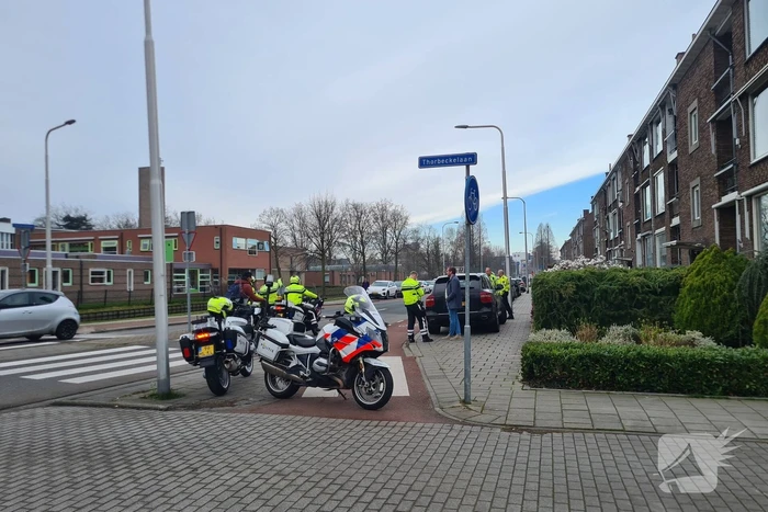 Persoon op e-bike gewond bij botsing met auto op rotonde