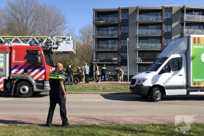 Auto belandt half in sloot