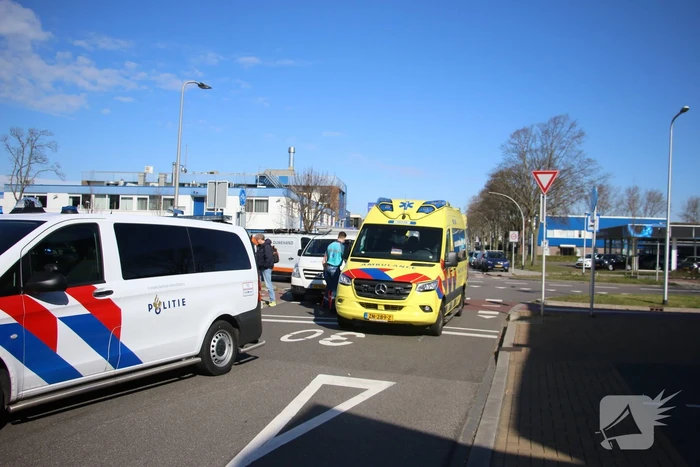 Overstekende fietser aangereden door bestelbus