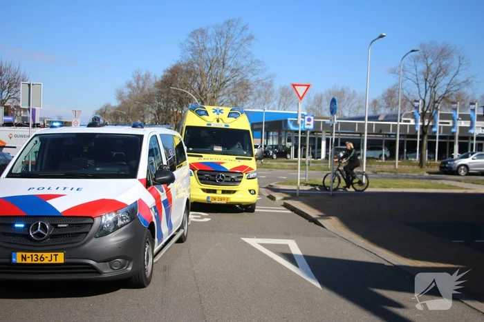 Overstekende fietser aangereden door bestelbus