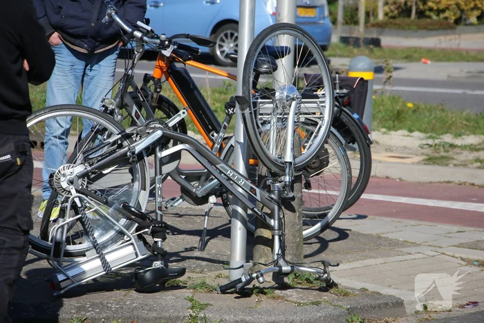 Overstekende fietser aangereden door bestelbus