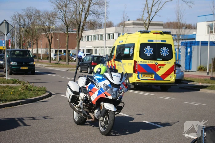 Overstekende fietser aangereden door bestelbus