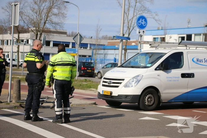 Overstekende fietser aangereden door bestelbus