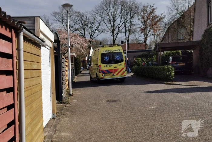 Buren vinden buurman in tuin en slaan alarm