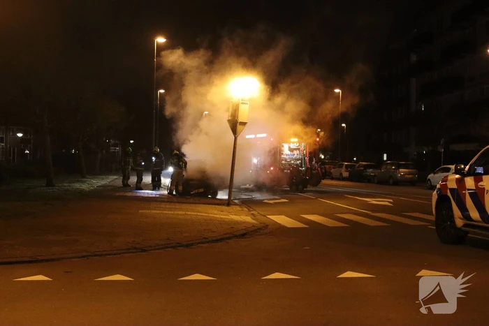 Politie doet onderzoek naar het ontstaan van een autobrand