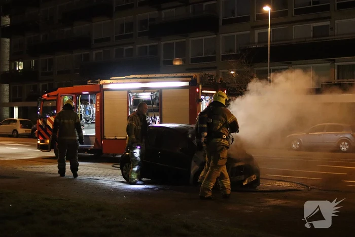 Politie doet onderzoek naar het ontstaan van een autobrand
