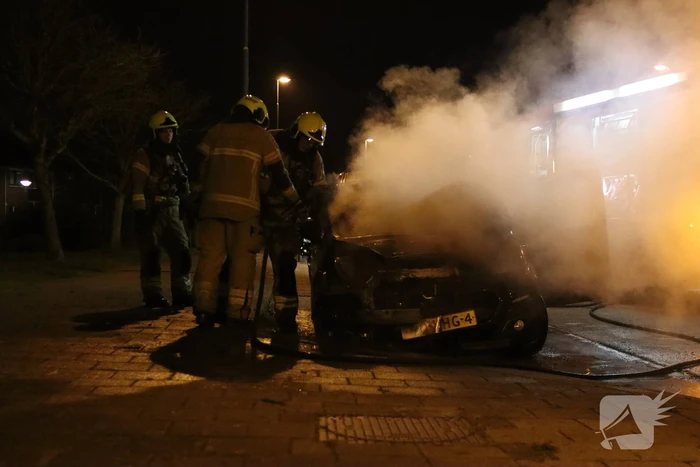 Politie doet onderzoek naar het ontstaan van een autobrand