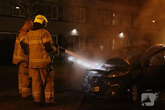 Politie doet onderzoek naar het ontstaan van een autobrand