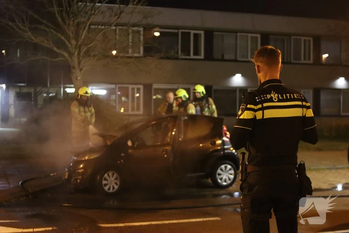 Politie doet onderzoek naar het ontstaan van een autobrand
