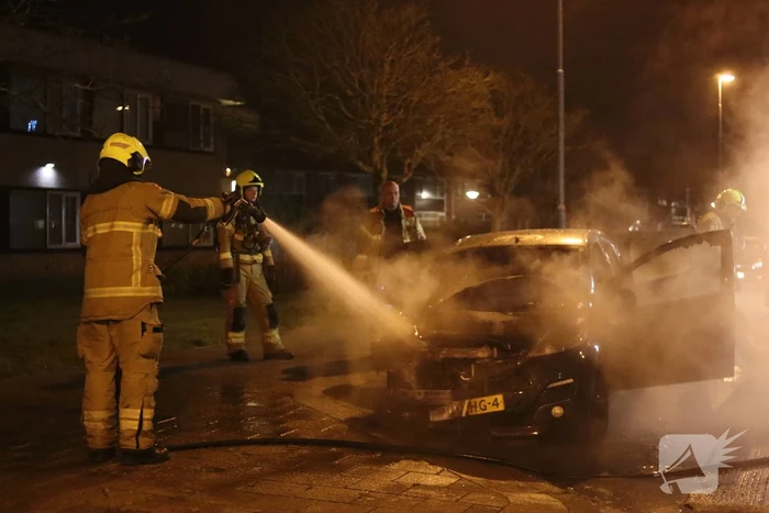 Politie doet onderzoek naar het ontstaan van een autobrand