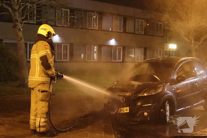 Politie doet onderzoek naar het ontstaan van een autobrand