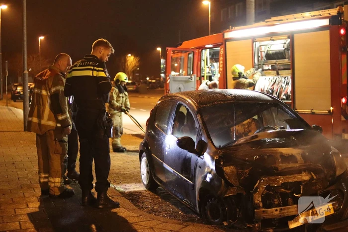 Politie doet onderzoek naar het ontstaan van een autobrand