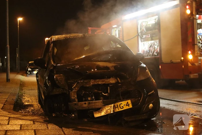 Politie doet onderzoek naar het ontstaan van een autobrand