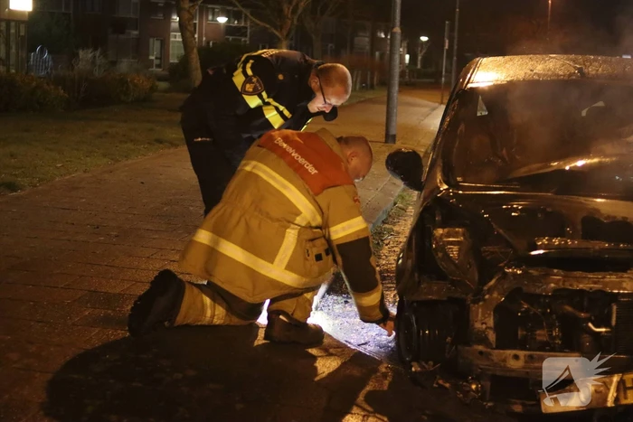 Politie doet onderzoek naar het ontstaan van een autobrand