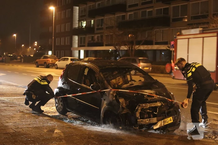Politie doet onderzoek naar het ontstaan van een autobrand