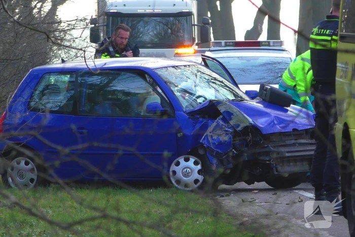 Auto in de kreukels na botsing tegen boom