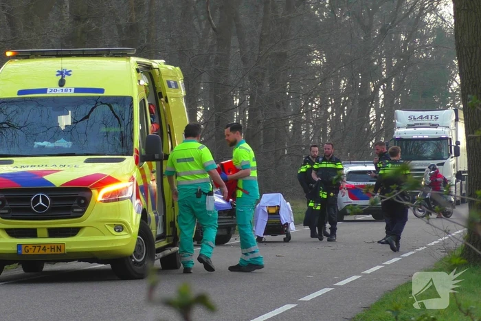 Auto in de kreukels na botsing tegen boom